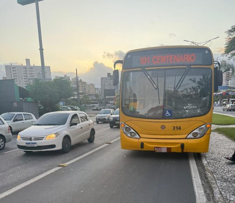 Mulher é atropelada por ônibus na Avenida Centenário