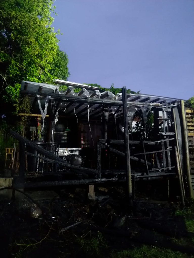 Incêndio atinge deck de pub no Centro de Criciúma durante a madrugada