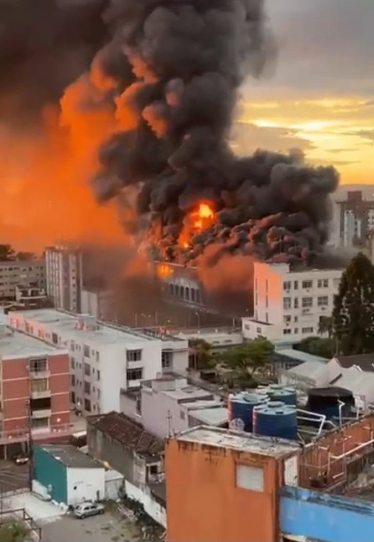 (Vídeo) Colégio é consumido por fogo no Sul