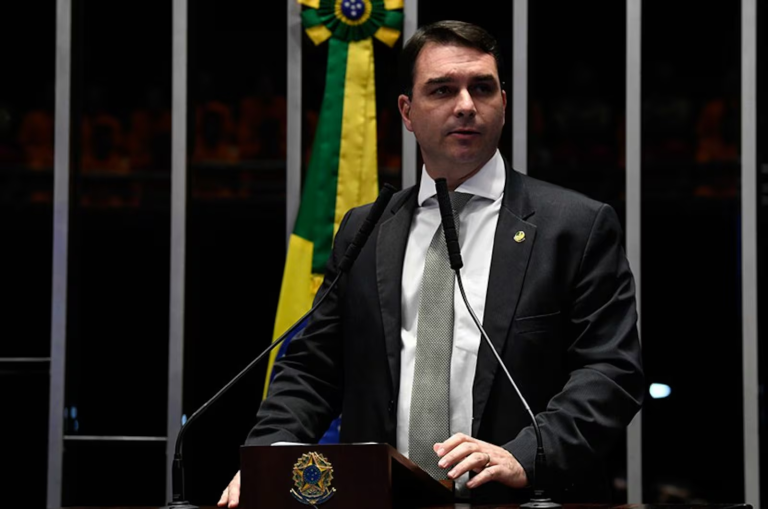 (Vídeo) Flávio Bolsonaro precisa ser escoltado após ser vaiado na Câmara