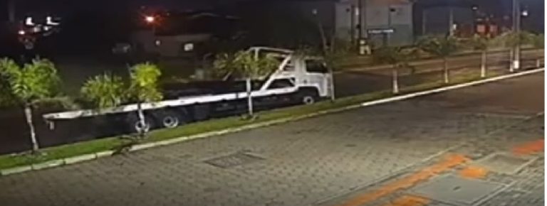 Adolescente morre após carro colidir com caminhão-guincho em Criciúma