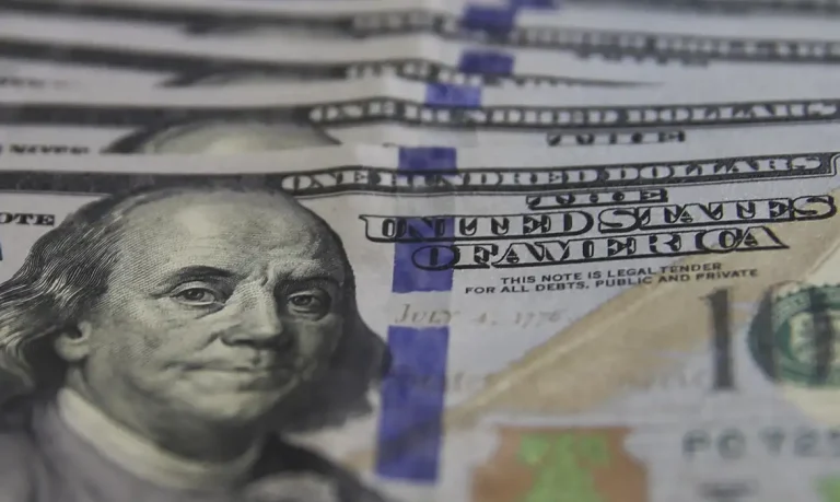 Dólar cai para R$ 5,36 com desaceleração do emprego nos EUA