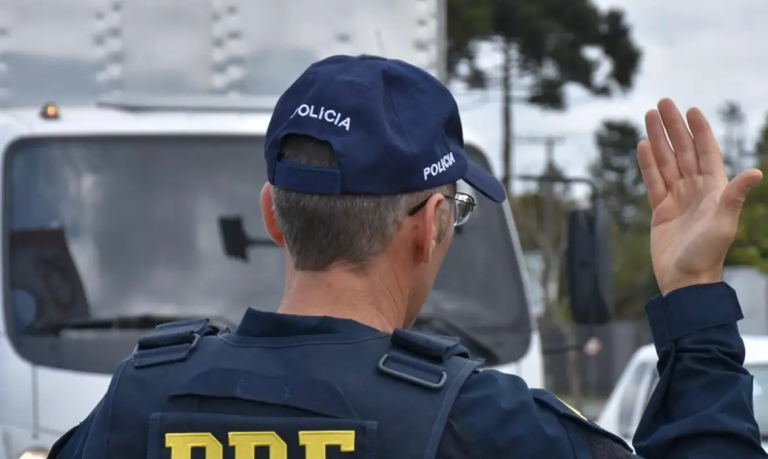 (vídeo)PRF flagra motorista embriagado e sem CNH invadindo contramão em SC