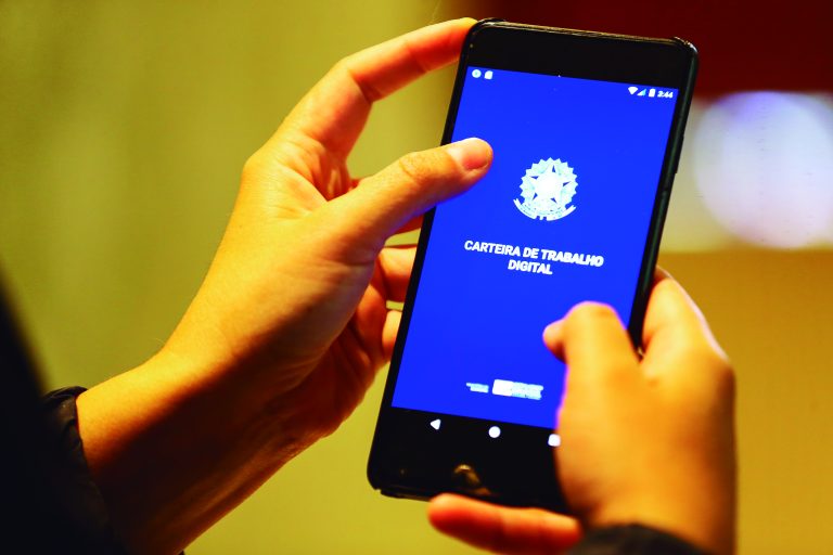 Desemprego cai para 5,3%, o menor para o trimestre terminado em julho