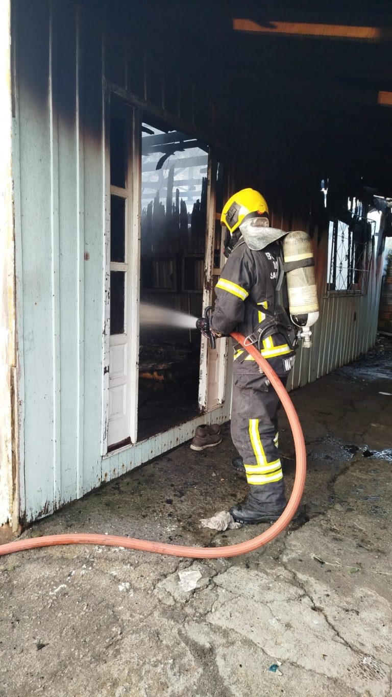 Residência fica destruída em incêndio no Sul