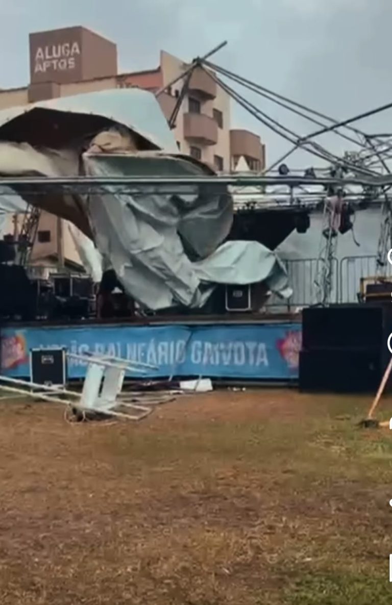 Palco de eventos no Sul é destruído com ventania