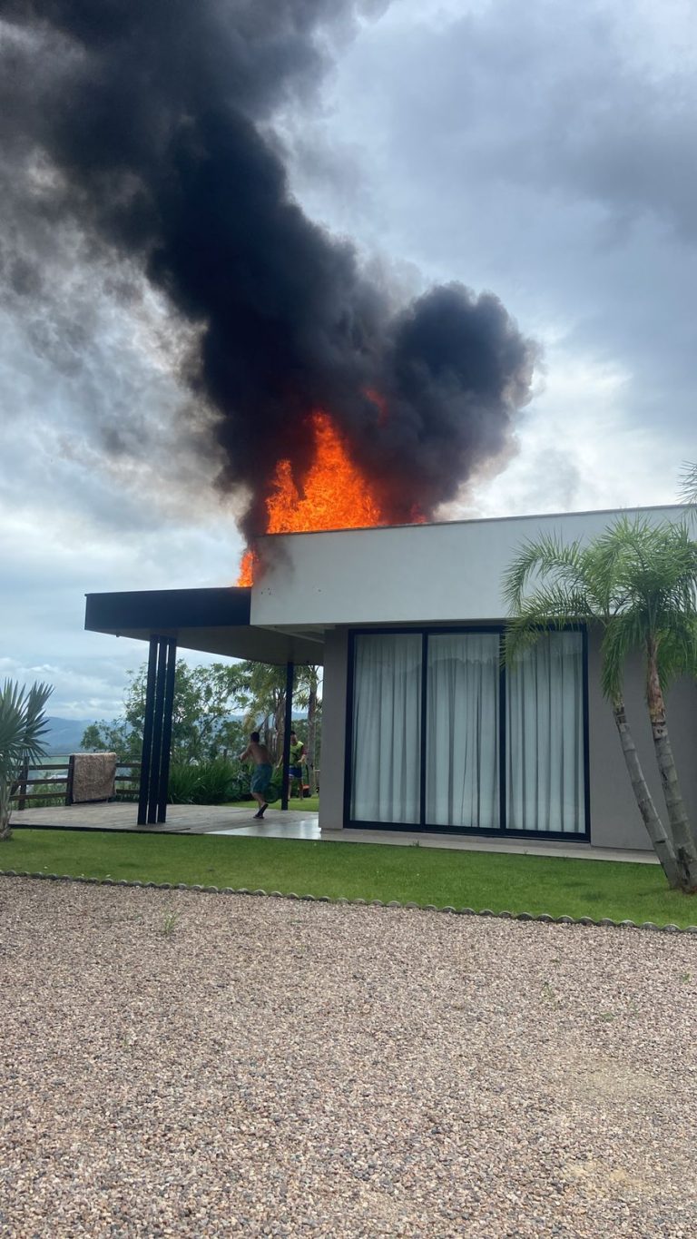 Explosão em ar condicionado gera incêndio em casa