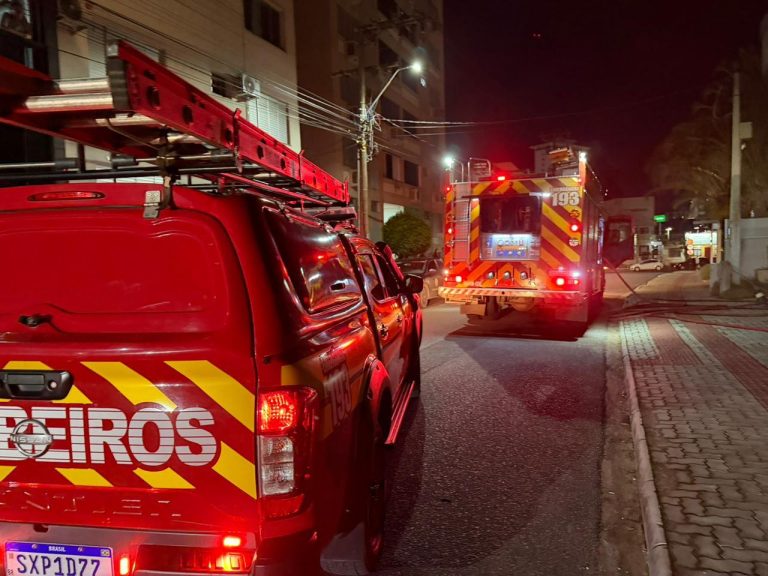 (Vídeo) Bombeiros combatem incêndio em hamburgueria de Criciúma