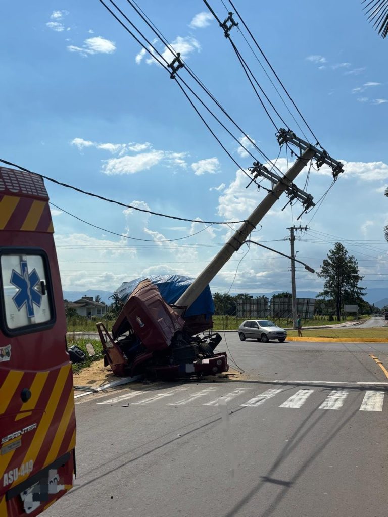 Motorista colide caminhão em poste de energia elétrica na região Sul