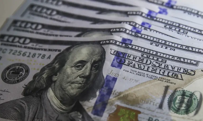 Dólar cai para R$ 5,22, em linha com o mercado externo