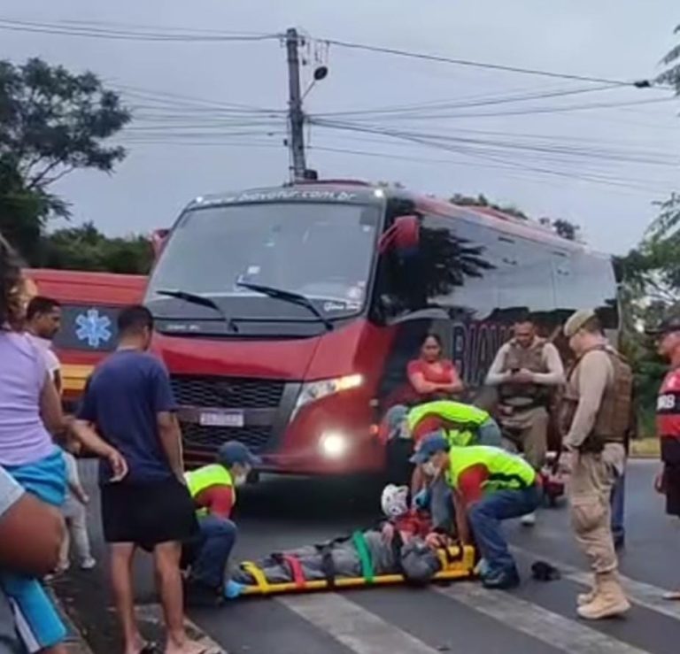 Condutor de moto fica inconsciente após colisão com ônibus em Nova Veneza