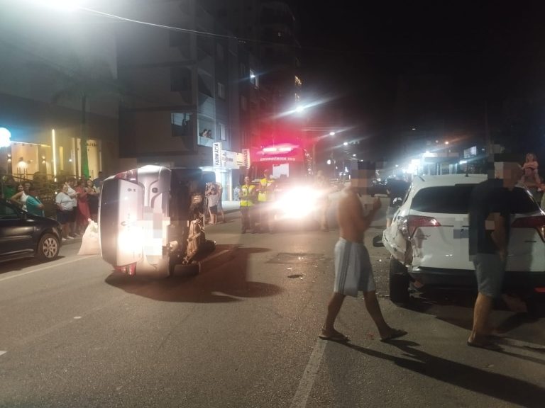 Motorista abandona carro após colisão e capotamento em Laguna