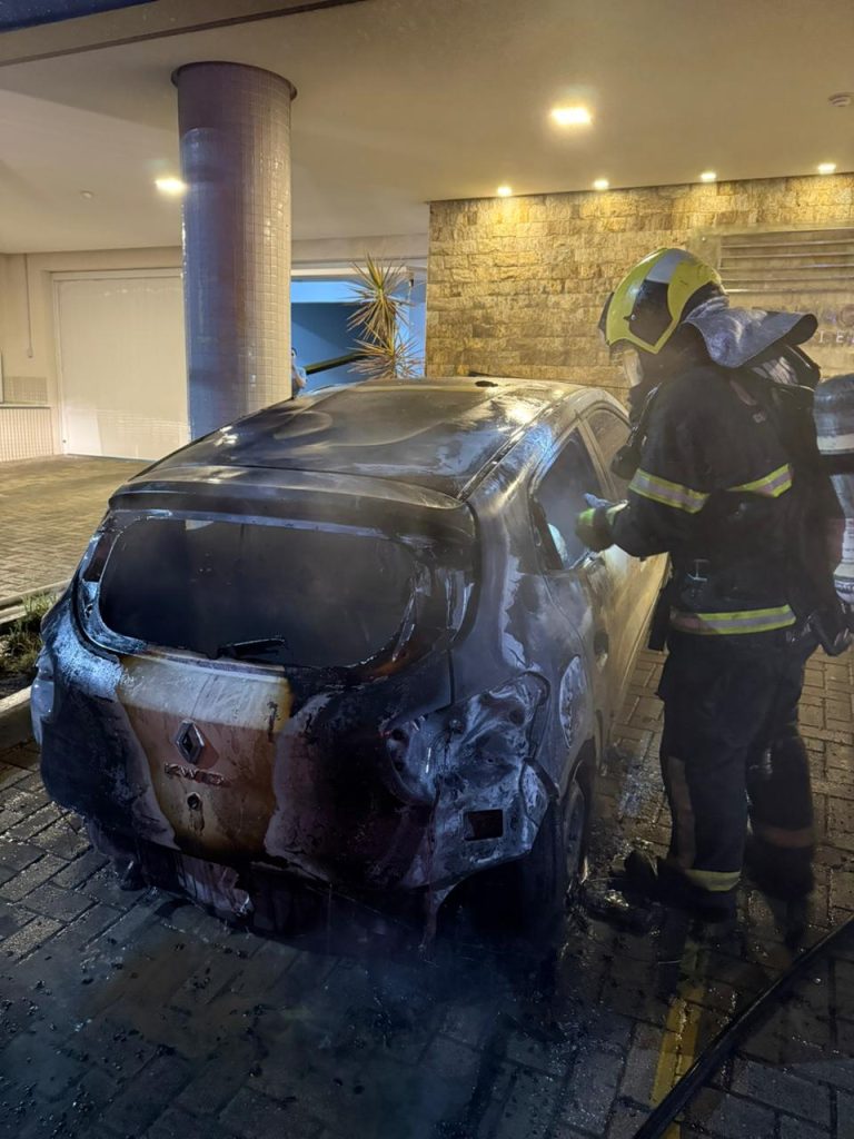 Carro é destruído por incêndio criminoso no Centro de Criciúma
