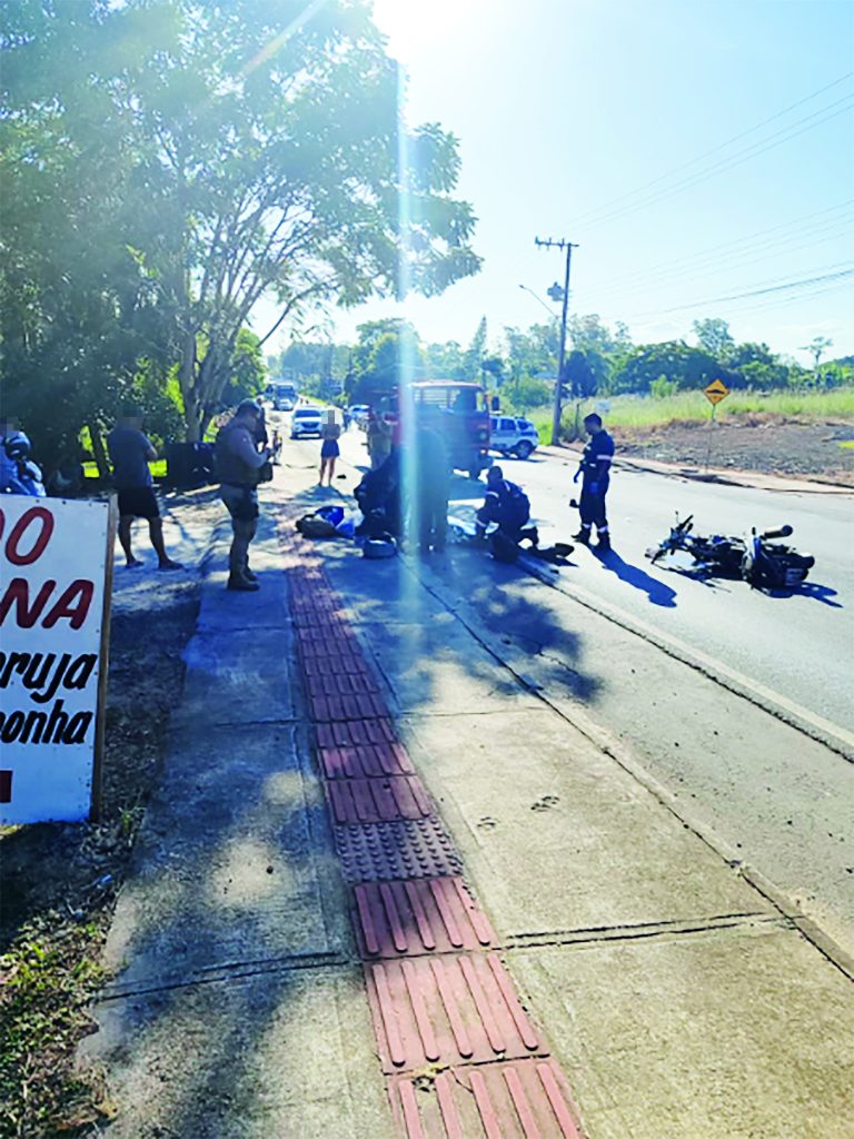 (vídeo) Motociclista morre após se envolver em acidente com caminhão
