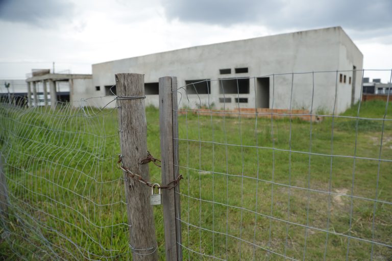 Obra inacabada preocupa moradores do bairro Milanese, em Criciúma