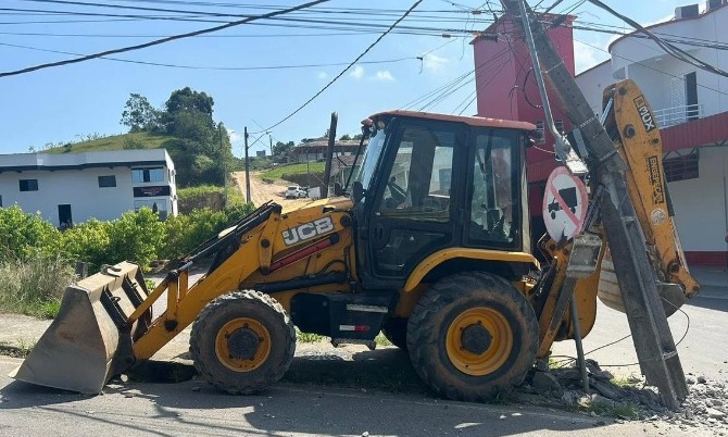 Retroescavadeira cai de caminhão e derruba três postes em Orleans