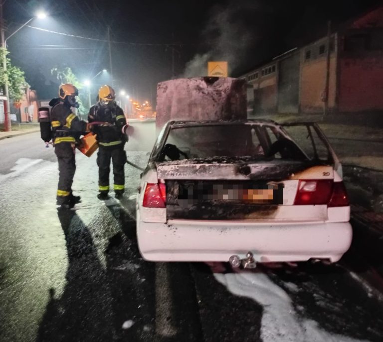 Incêndio destrói carro no Centro de  Cocal do Sul
