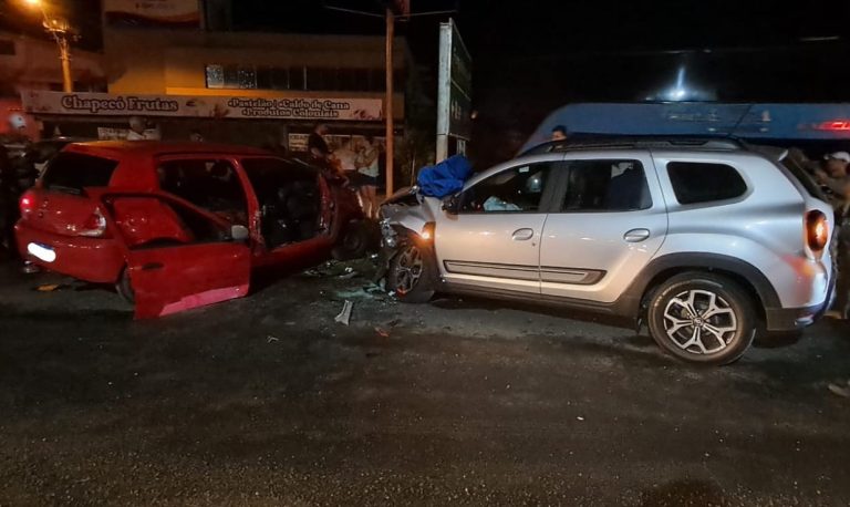 Colisão entre dois carros deixa três feridos em Criciúma