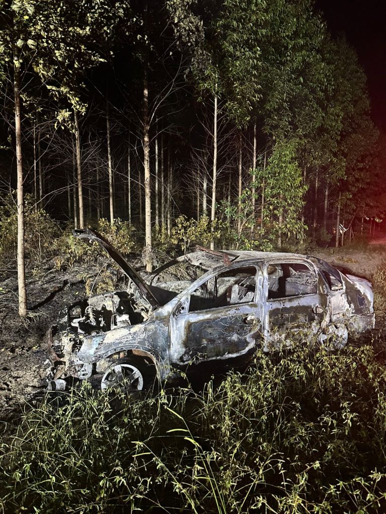 Carro é destruído por incêndio em Balneário Gaivota