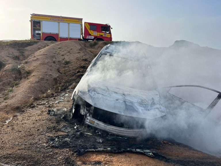 Corpo carbonizado é encontrado dentro de carro incendiado em Laguna