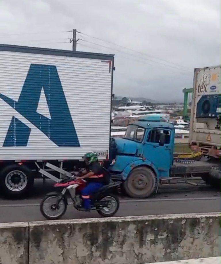 (vídeo) Colisão entre carretas provoca longas filas na BR-101 em Itajaí