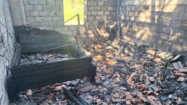 Casa pega fogo após estouro em tomada em Braço do Norte
