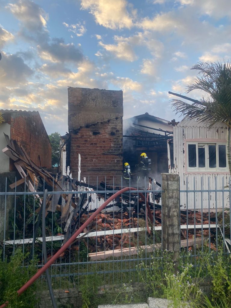 Casa é atingida por incêndio em Araranguá
