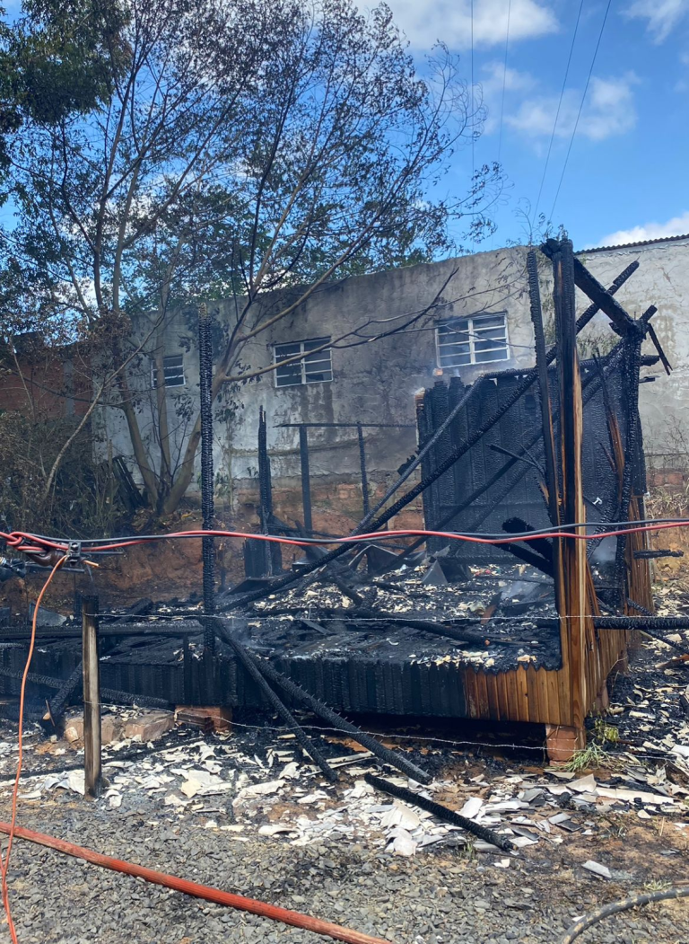 Casa é destruída por incêndio em Araranguá