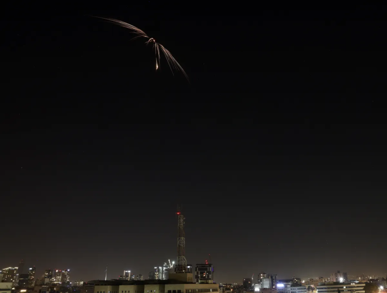 Munição de fragmentação do Irã mata duas pessoas em Tel Aviv