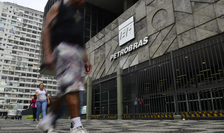 Petrobras afirma que está entregando todo combustível produzido