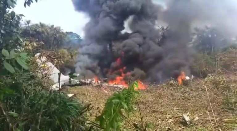 (vídeo) avião com mais de 120 militares cai na Colômbia