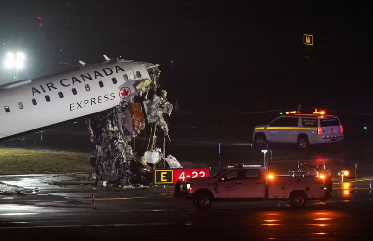 (vídeo) Avião colide com caminhão de bombeiros em Nova York