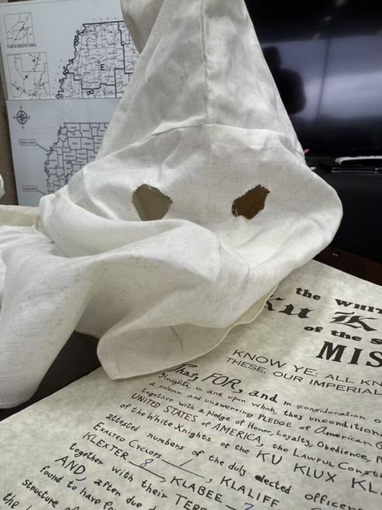 Itens da Ku Klux Klan são encontrados em prédio público nos EUA