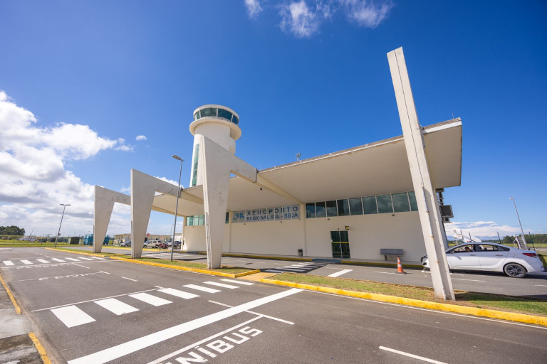 Voo da LATAM é suspenso após avião colidir contra ave em Jaguaruna
