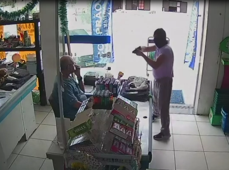 (vídeo) Homem portando arma de fogo rouba mercado em Içara