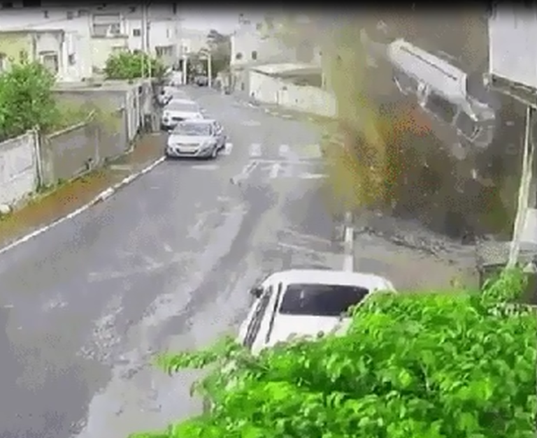 (vídeo) Mãe e filho escapam por segundos de serem atingidos por míssil