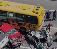 (vídeo) Criança é retirada com vida de destroços de carro na BR-101