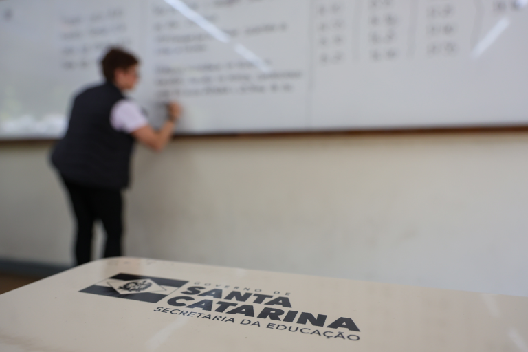 SC anuncia edital para concurso público da Educação com 10 mil vagas