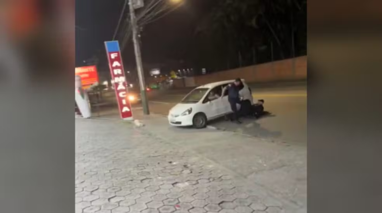 (vídeo) Motorista foge de abordagem e derruba agente de trânsito SC
