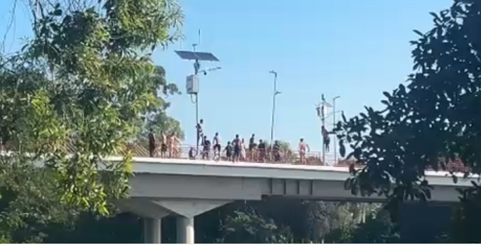 (vídeo) Jovem de 19 anos desaparece após pular de ponte em Araranguá
