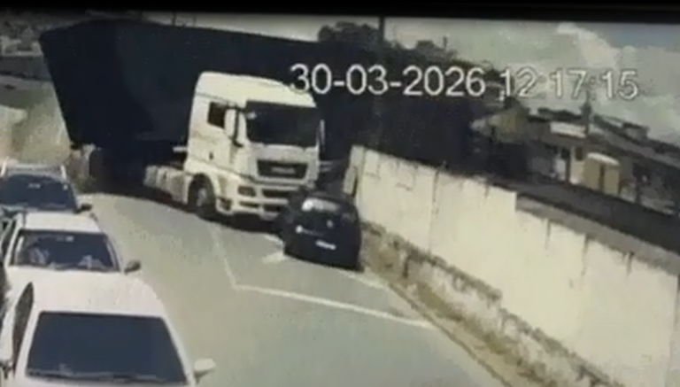 (vídeo) Carreta é atingida por trem e arrasta dois carros em MG