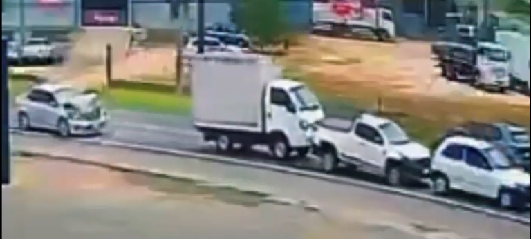 (vídeo) Acidente entre quatro veículos causa engavetamento em Içara