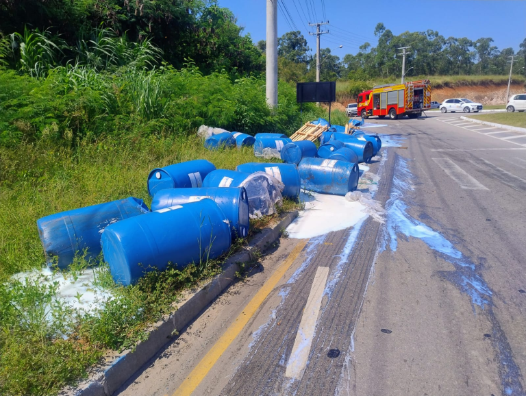 (vídeo) Tonéis de 200L de resina caem sobre rodovia em Criciúma