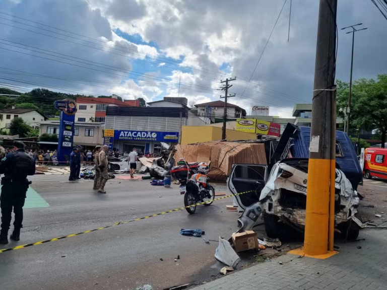 Motorista de carreta vira réu por 20 tentativas de homicídio após acidente