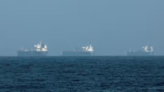 Países adotam planos de emergência após petróleo disparar com guerra no Irã