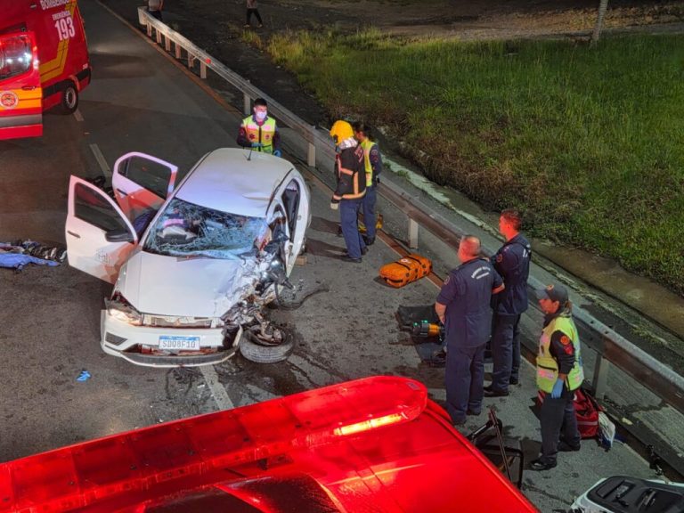 Colisão deixa quatro feridos e motorista preso às ferragens na BR-282