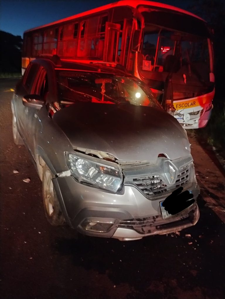 Colisão entre carro e ônibus escolar deixa idoso ferido em Sombrio