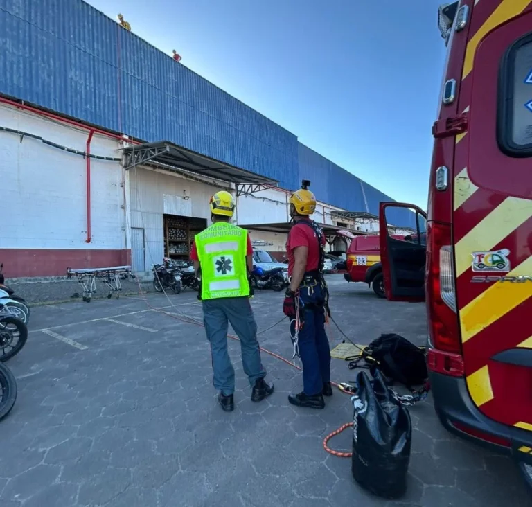 Trabalhador desmaia sobre telhado de galpão em Navegantes e é resgatado
