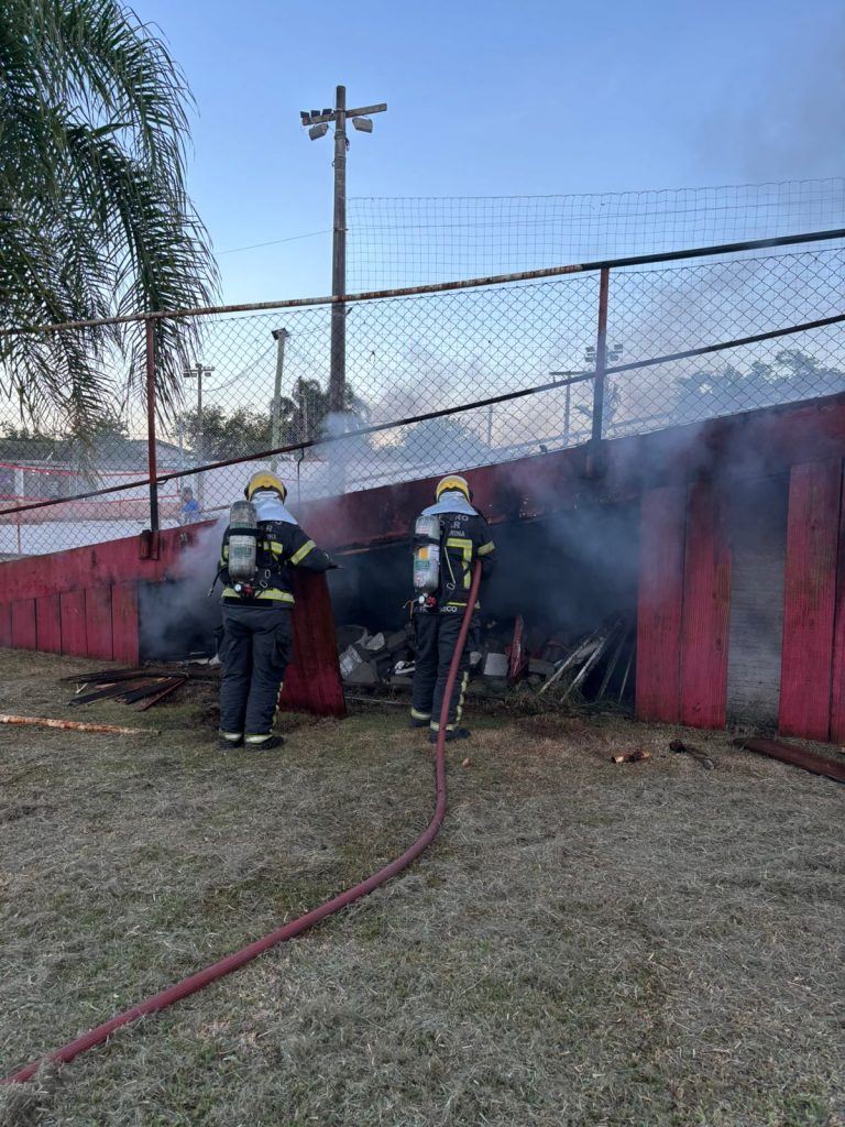 Bombeiros combatem incêndio no estádio do time do Tubarão