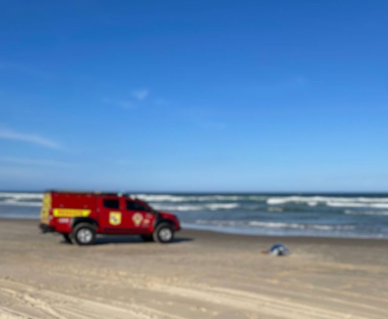 Homem morre afogado ao tentar salvar jovem no mar em Jaguaruna